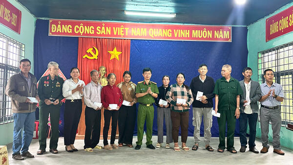 Phó Bí thư Thường trực Đảng ủy xã thăm, tặng quà gia đình chính sách, người có công ngày Thương binh Liệt sĩ 27/7