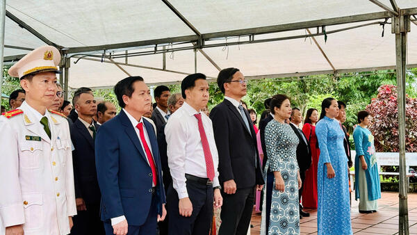 Đoàn đại biểu dự Đại hội Đảng bộ xã Sa Thầy tổ chức viếng nghĩa trang liệt sĩ