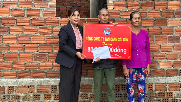 Bàn giao kinh phí xây dựng nhà tình nghĩa