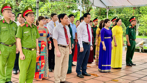 Tổ chức viếng nghĩa trang liệt sĩ nhân kỷ niệm 80 năm Cách mạng tháng Tám và Quốc khánh 2/9
