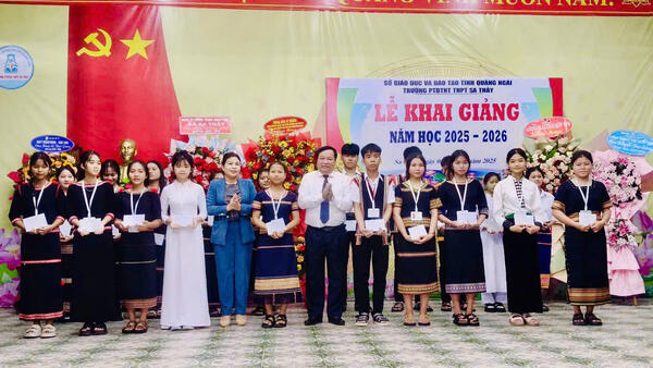 Phó Bí thư Thường trực Tỉnh ủy U Huấn dự khai giảng năm học mới tại trường Phổ thông Dân tộc nội trú - THPT Sa Thầy
