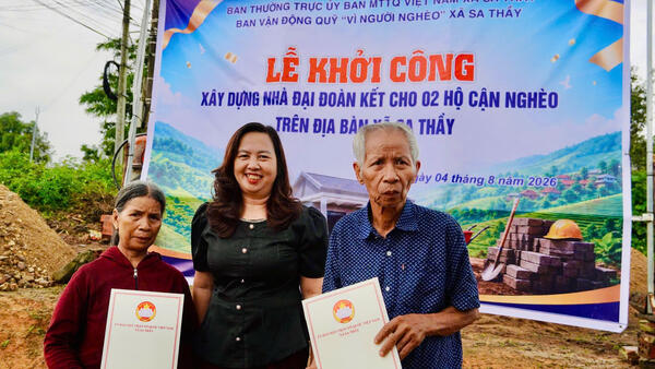 KHỞI CÔNG XÂY DỰNG 2 NHÀ ĐẠI ĐOÀN KẾT CHO HỘ CẬN NGHÈO TẠI XÃ SA THẦY