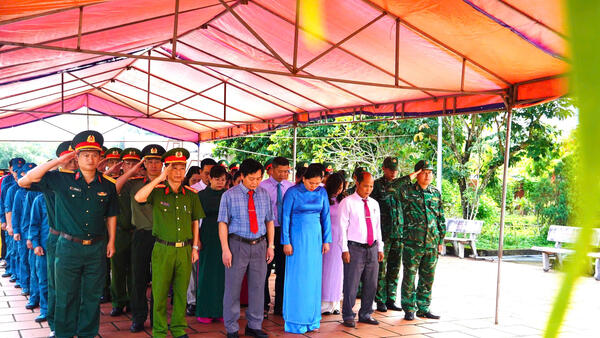 Sa Thầy tổ chức Lễ viếng Nghĩa trang Liệt sĩ và chuẩn bị tổ chức khai quật, lấy mẫu, bàn giao mẫu và số hóa thông tin hài cốt liệt sĩ